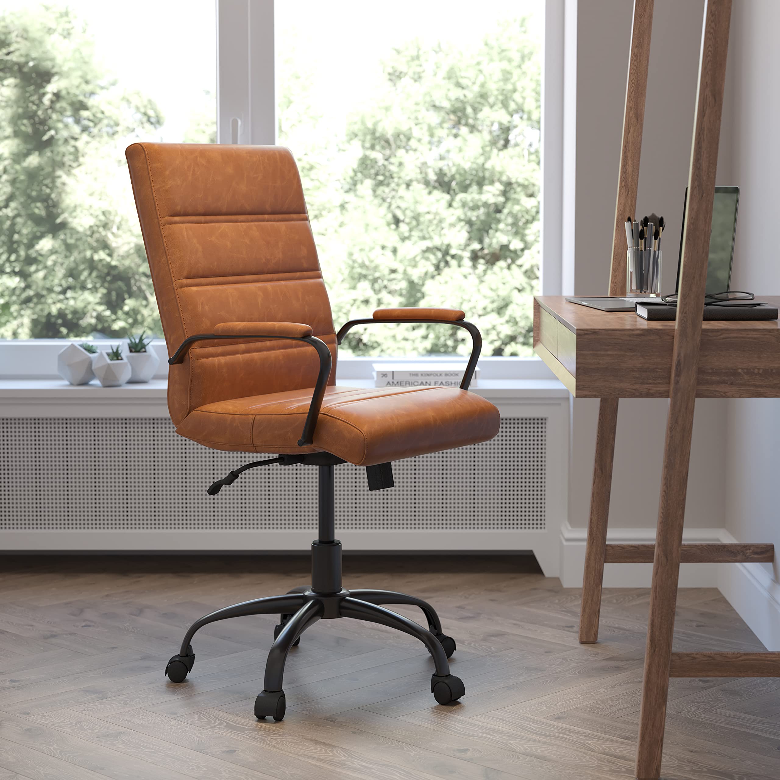 Flash Furniture Whitney Mid-Back Desk Chair - 블랙 프레임이 있는 Brown LeatherSoft Executive Swivel Office Chair - Swivel Arm Chair